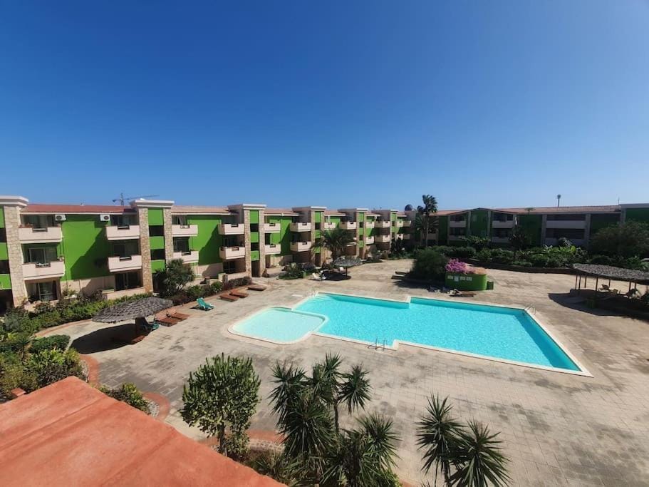 Property building, Day, Pool view, Swimming pool, Swimming pool