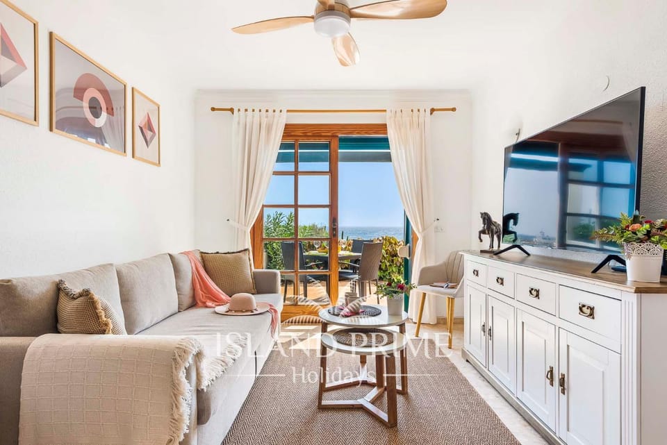 TV and multimedia, Balcony/Terrace, Living room, Seating area, Dining area, fireplace