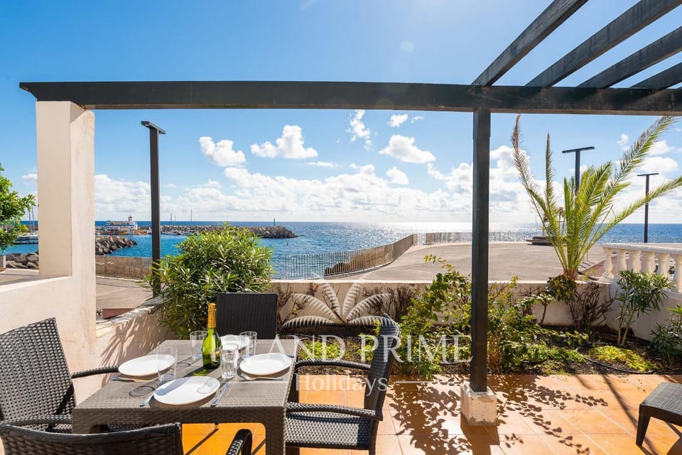View (from property/room), Balcony/Terrace, Dining area, Sea view