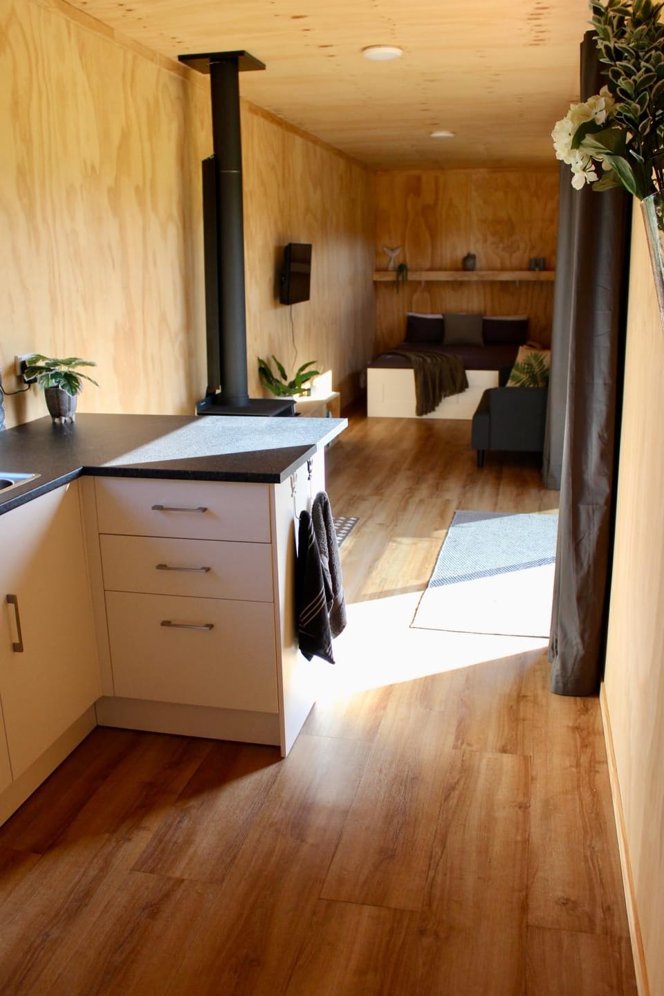 Property building, Bed, Kitchen or kitchenette, Living room, Seating area, Bedroom