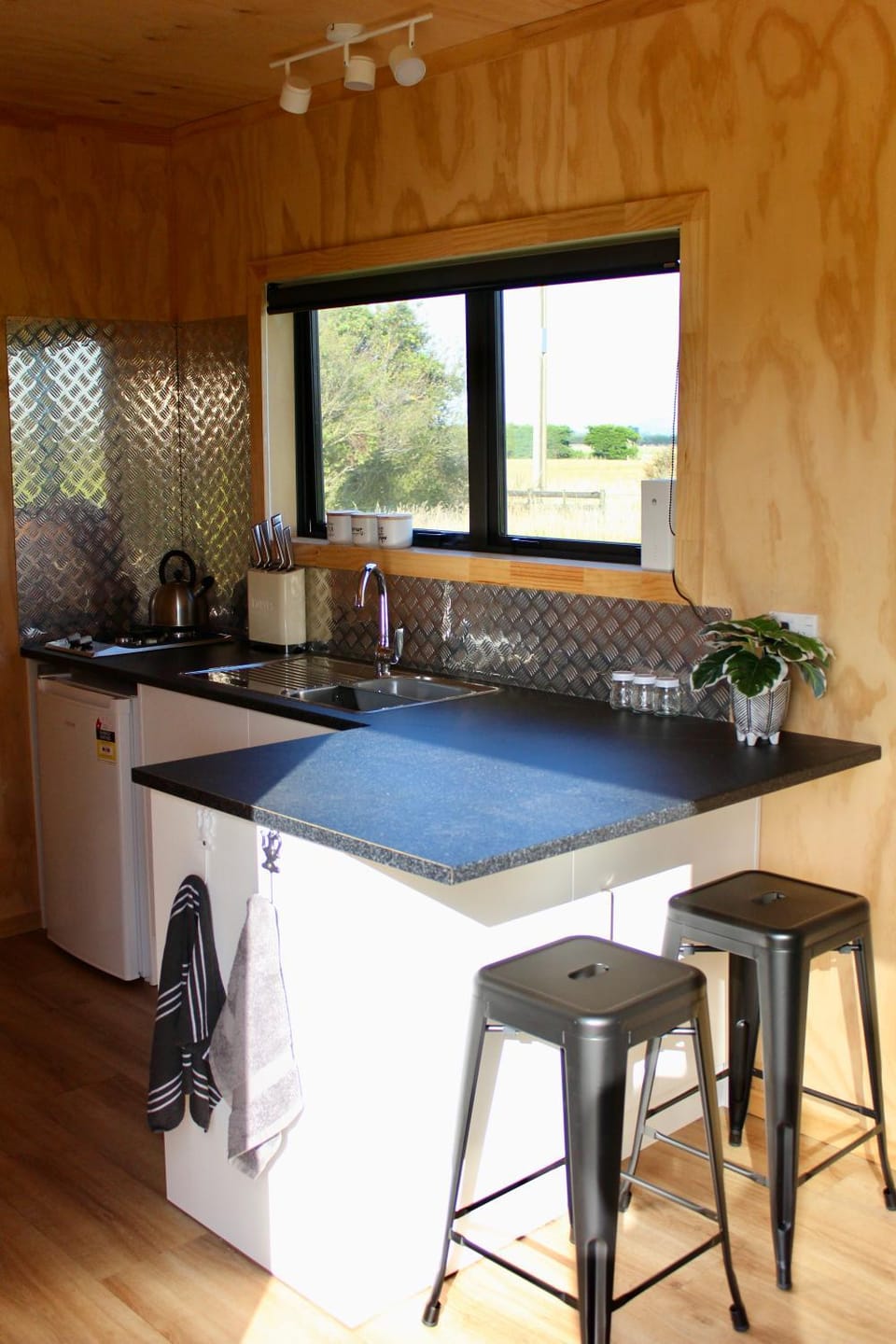 Dining area, kitchen