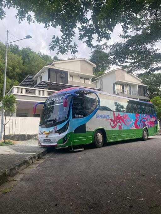 25PAX 5BR Villa Kids Swimming pool, TV, BBQ near SPICE Arena Penang 9800 SQFT Villa in Bayan Lepas