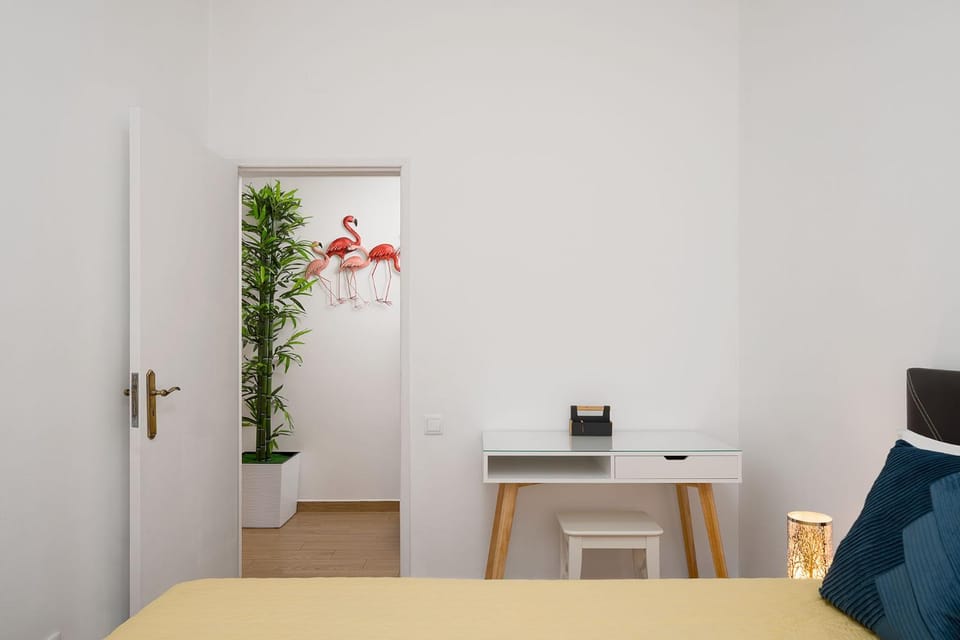 Bed, Seating area, Bedroom