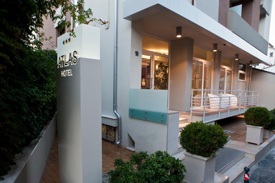 Facade/entrance, Balcony/Terrace