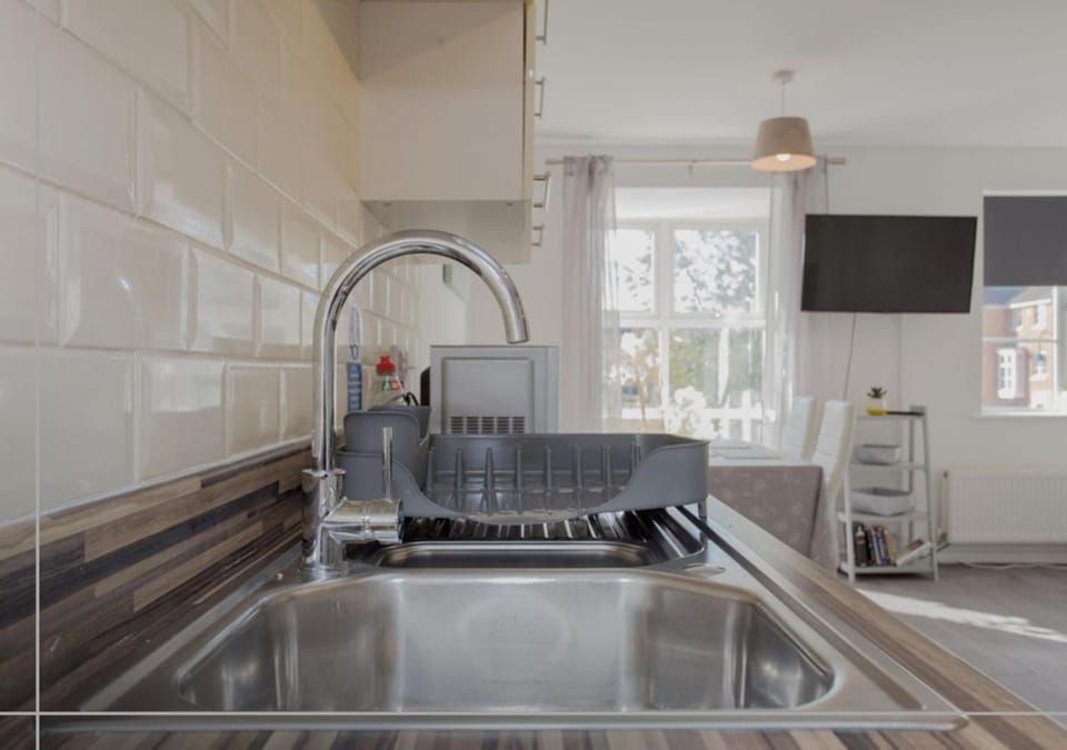 Modern 5BR Home Near City Attractions - Peterborough Apartment in Huntingdonshire District