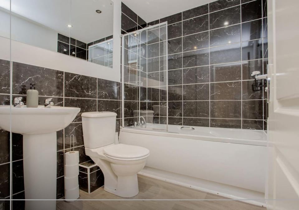 Modern 5BR Home Near City Attractions - Peterborough Apartment in Huntingdonshire District