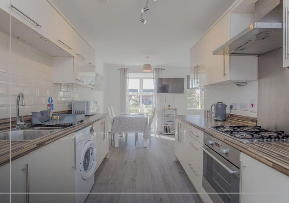 Modern 5BR Home Near City Attractions - Peterborough Apartment in Huntingdonshire District