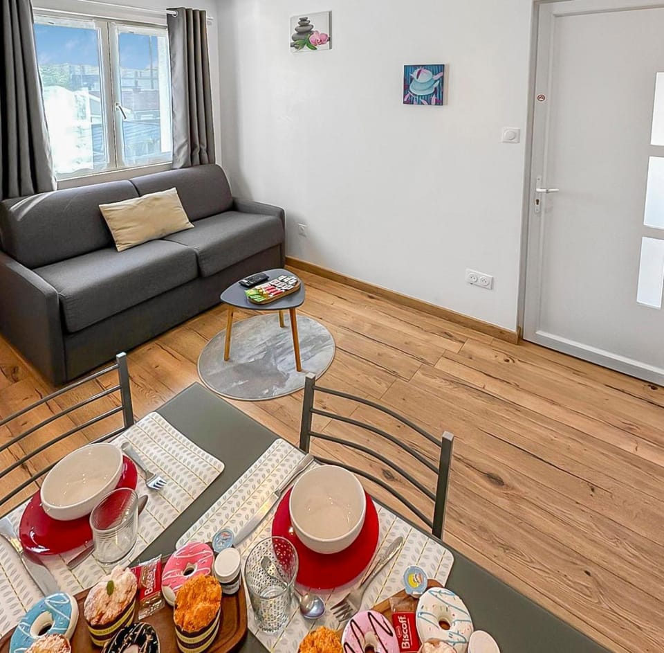 Living room, Food and drinks, Seating area, Dining area, Food