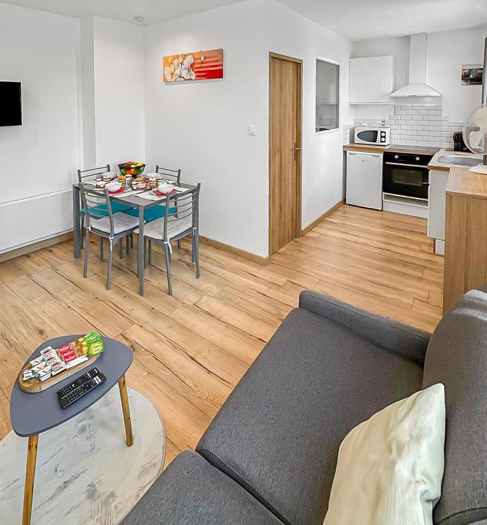 TV and multimedia, Kitchen or kitchenette, Living room, Food and drinks, Seating area, Dining area, Food, oven, stove