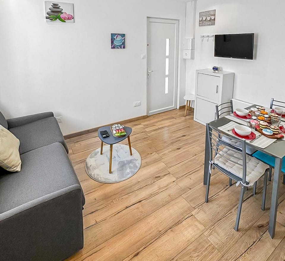 Communal lounge/ TV room, TV and multimedia, Living room, Food and drinks, Seating area, Dining area, Food