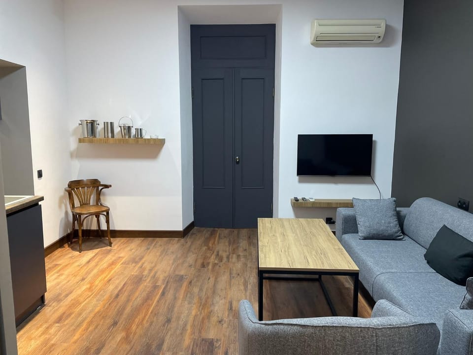 TV and multimedia, Kitchen or kitchenette, Living room, Seating area, Dining area, air conditioner
