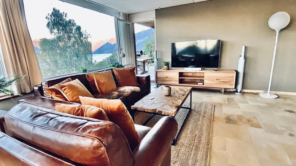 Communal lounge/ TV room, TV and multimedia, Living room, Seating area, Evening entertainment