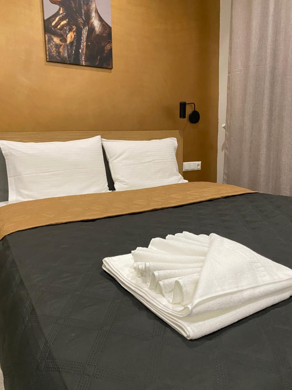 Bed, Bedroom, towels