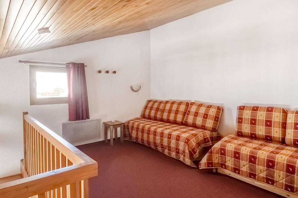 Bed, Living room