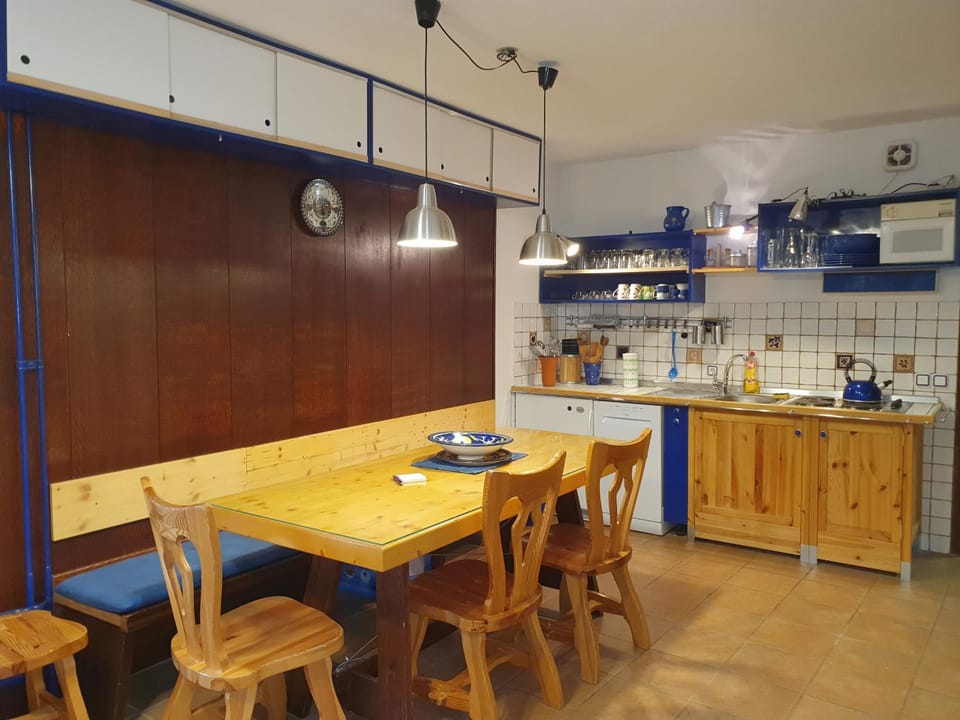 Kitchen or kitchenette, Dining area, dishwasher, minibar, stove