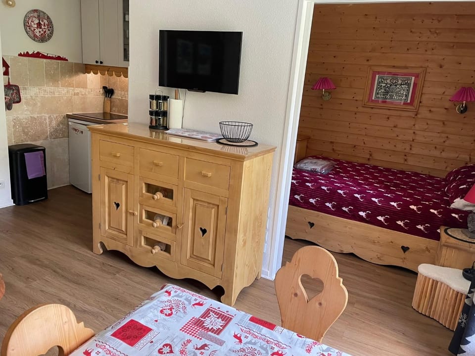 Communal lounge/ TV room, Bed, Kitchen or kitchenette, Bedroom