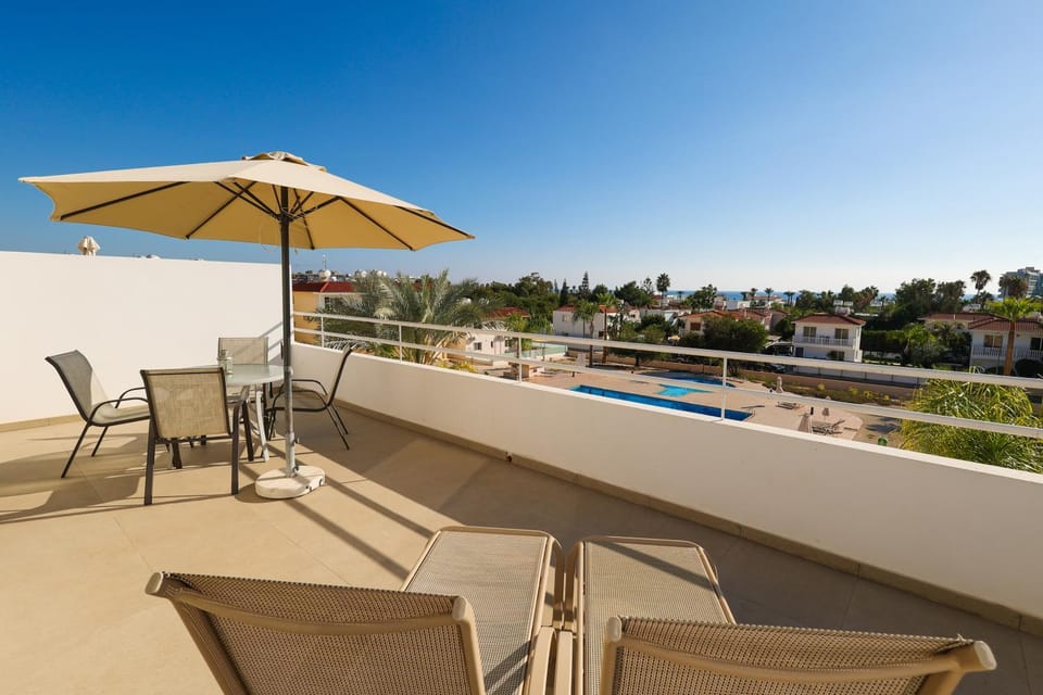 Patio, Pool view, Swimming pool