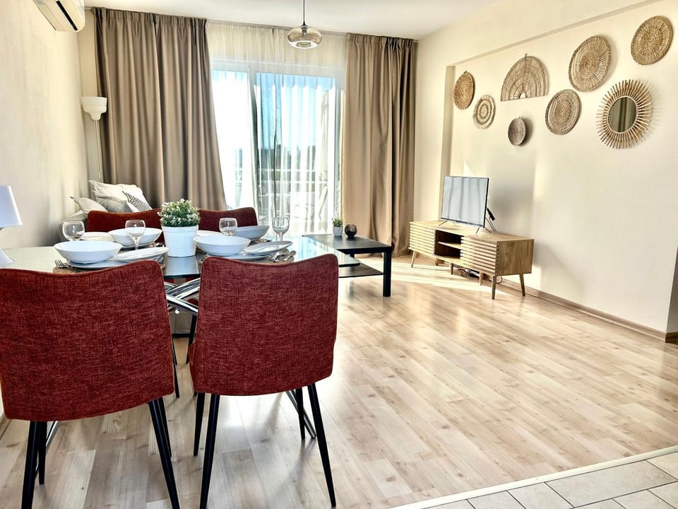 TV and multimedia, Living room, Seating area, Dining area