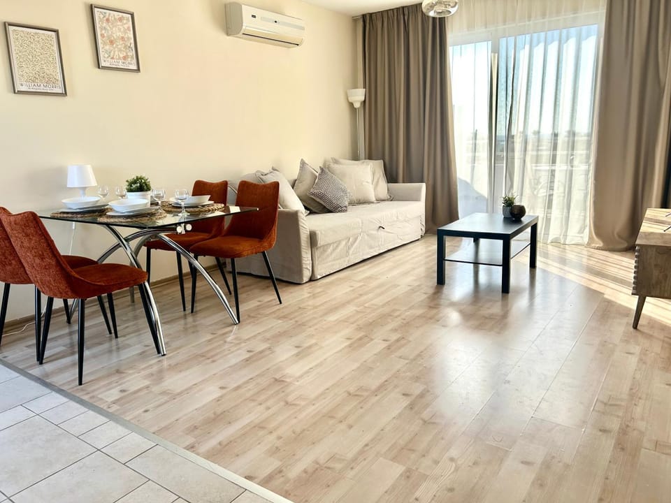 Living room, Seating area, Dining area, air conditioner