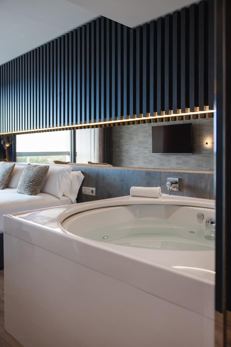 Bed, Hot Tub, Bedroom