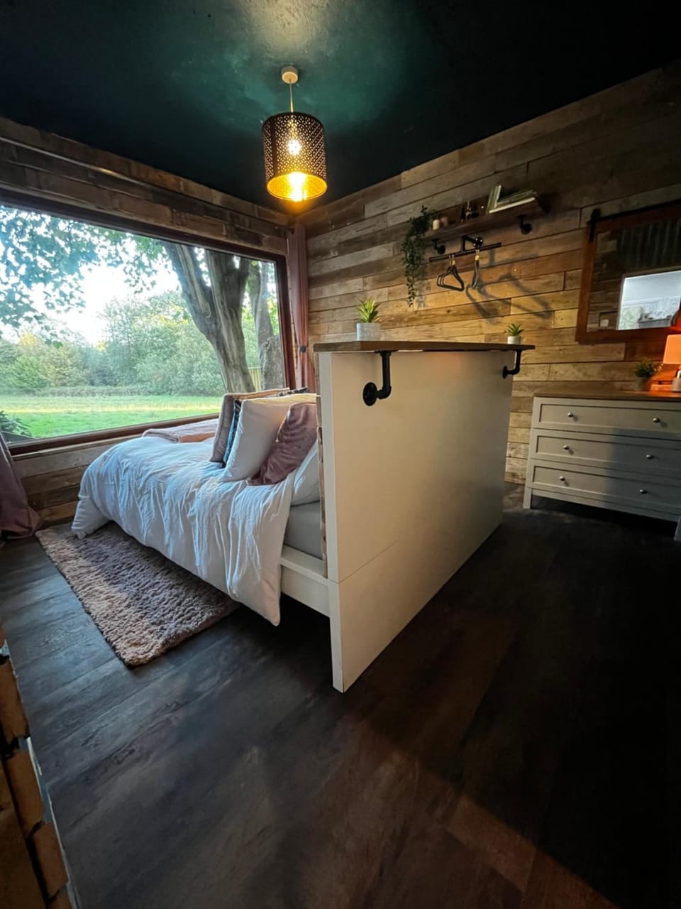 Lynbrook Cabin and Hot Tub, New Forest Cabin in Ringwood