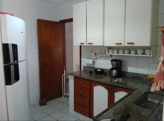 Coffee/tea facilities, oven, stove