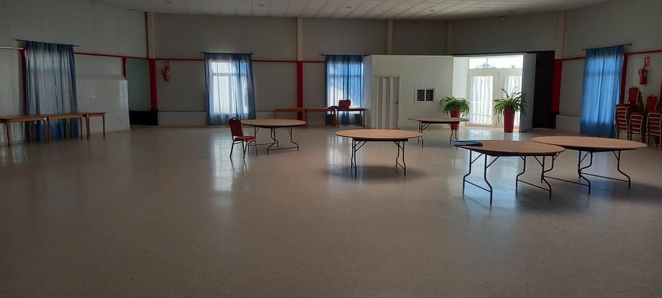 Nightclub / DJ, Lounge or bar, Business facilities, Meeting/conference room