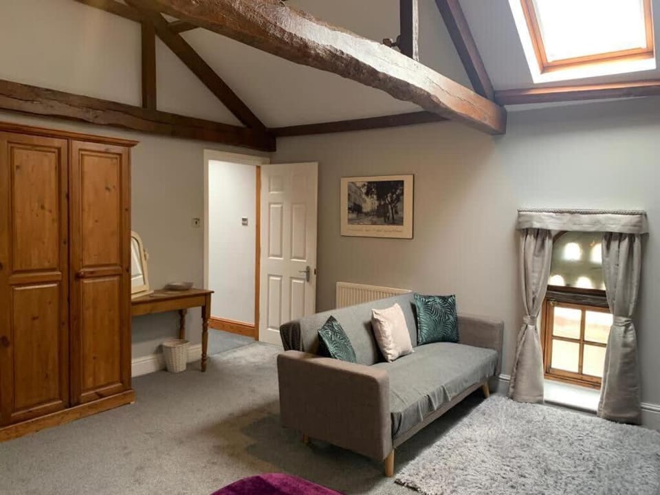 Studio 3B The Carriage House York 6m Village Location Apartment in Selby