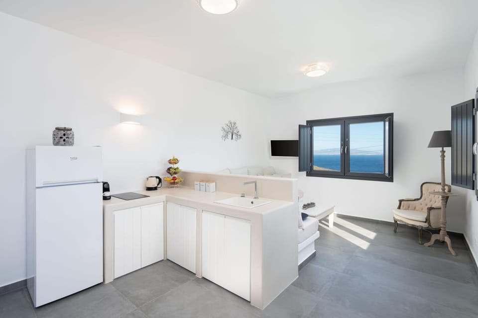 TV and multimedia, Kitchen or kitchenette, Living room, Seating area, Dining area