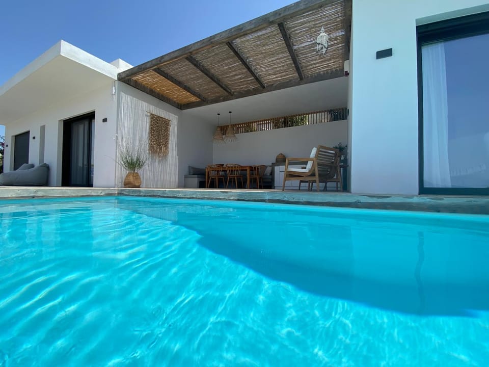 Property building, Day, Pool view, Swimming pool