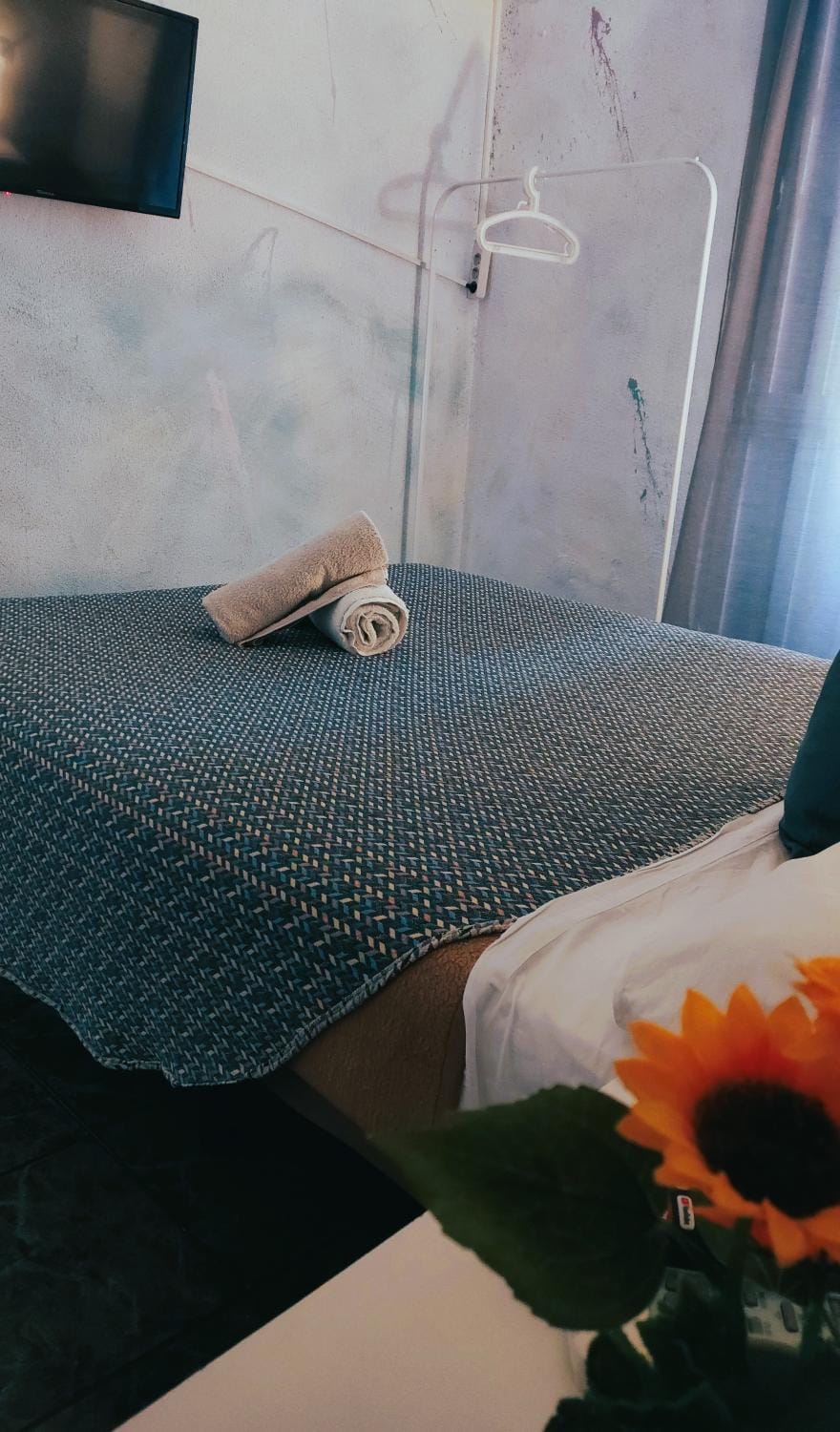 Bed, TV and multimedia, Bedroom, towels