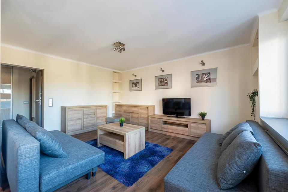 Communal lounge/ TV room, TV and multimedia, Living room, Seating area, Evening entertainment