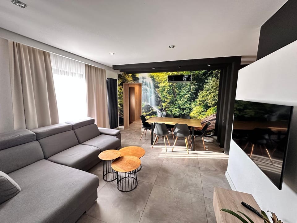 TV and multimedia, Living room, Seating area, Dining area