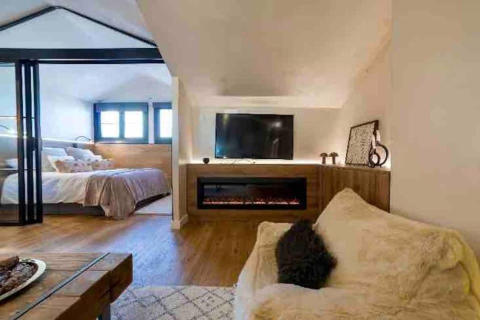 TV and multimedia, Living room, Seating area, Bedroom