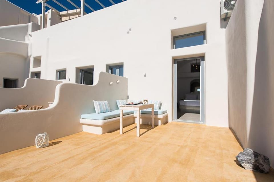 On the Cliff Hotel in Thera