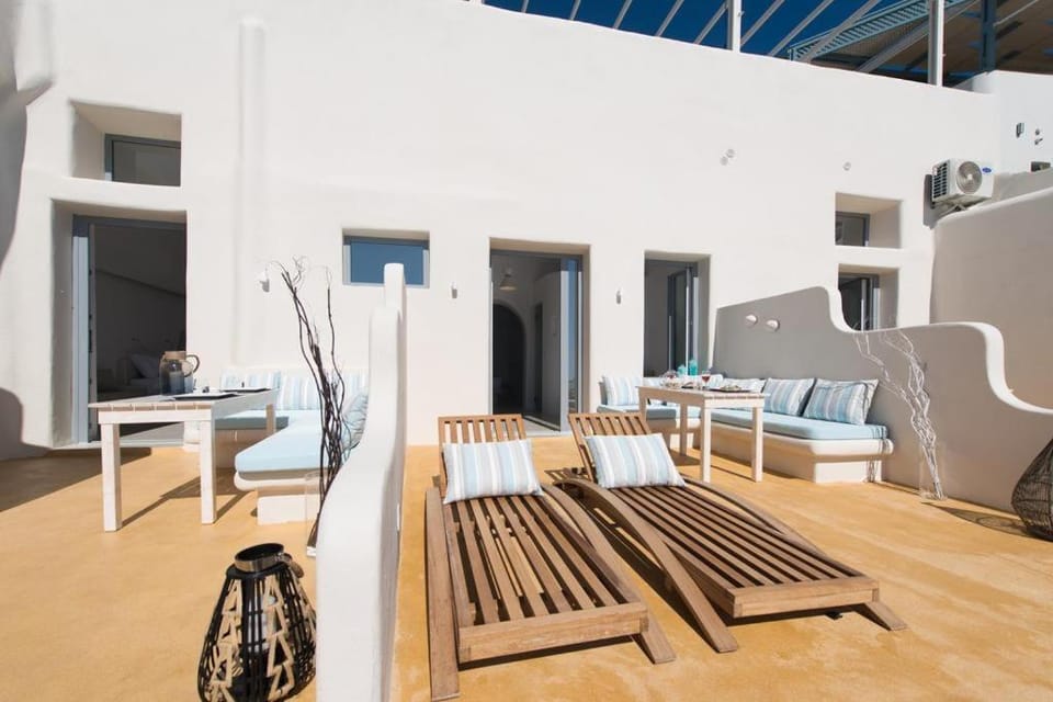 On the Cliff Hotel in Thera