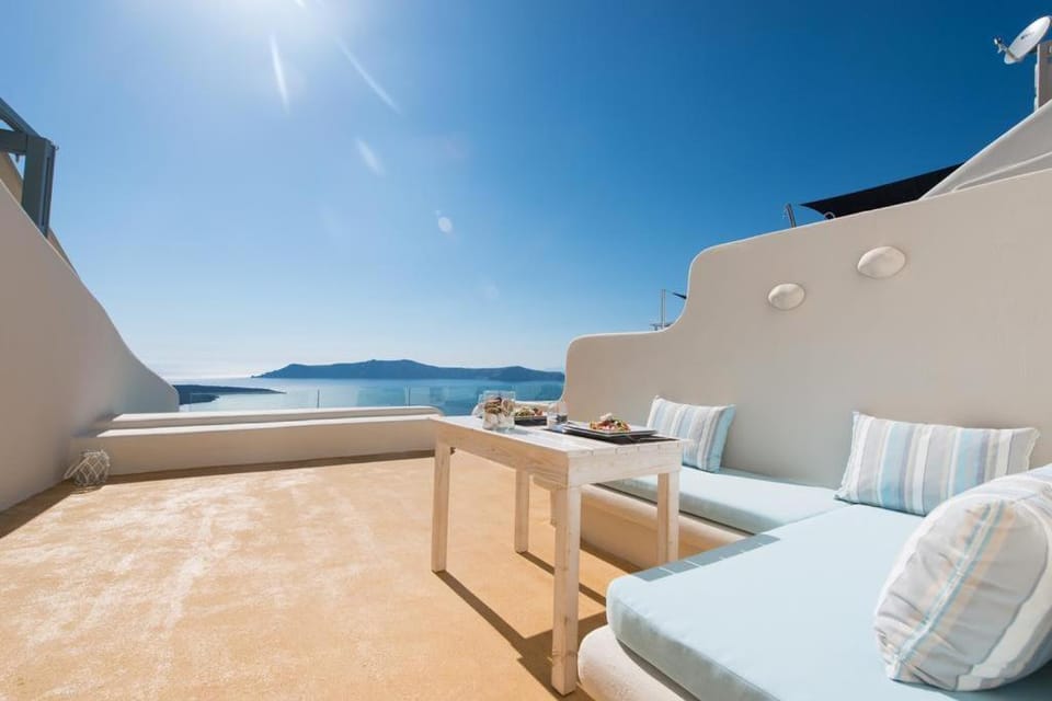 On the Cliff Hotel in Thera