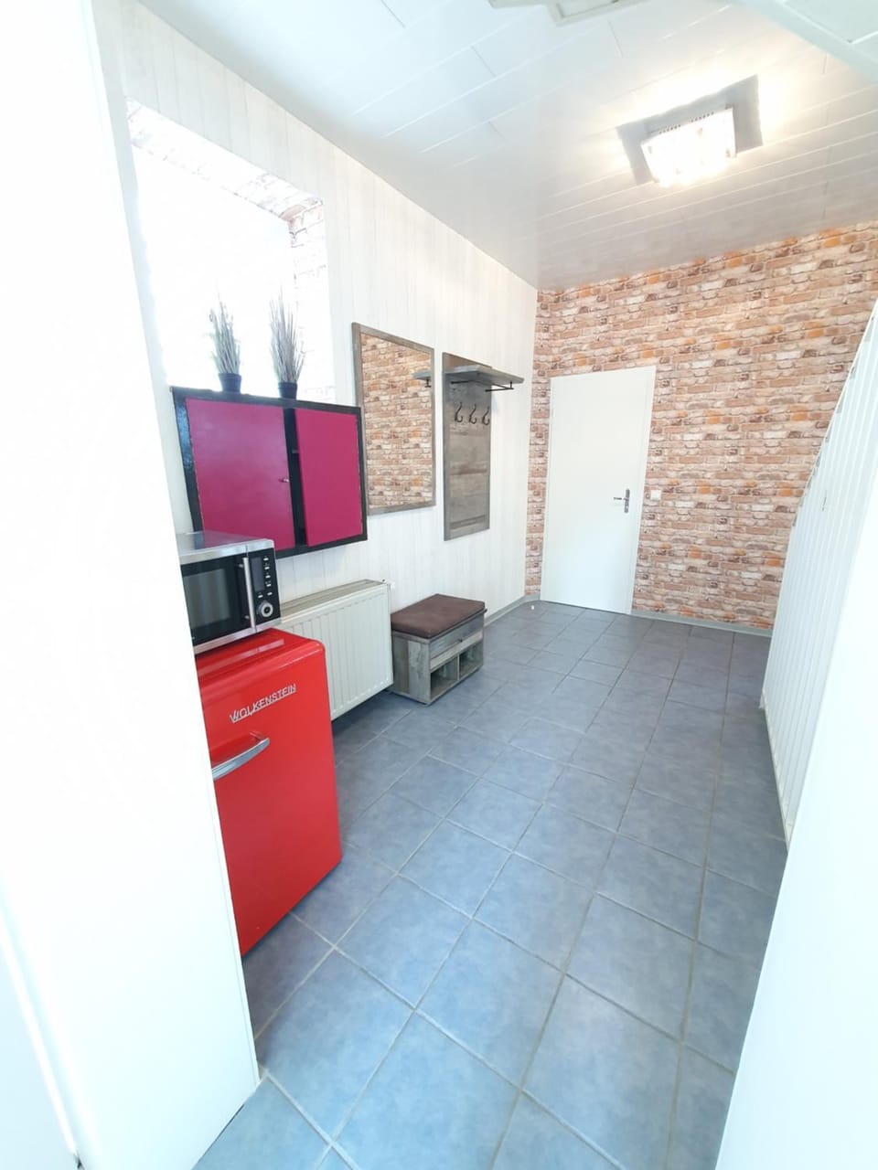 Kitchen or kitchenette, minibar