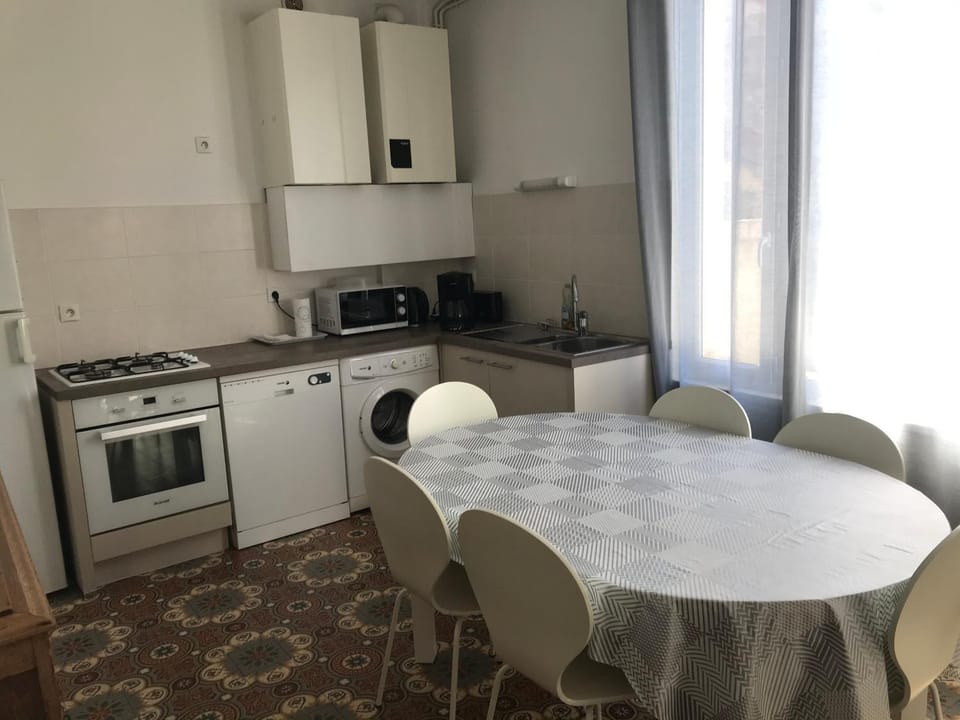 Dining area, dishwasher, oven, toaster, washing machine