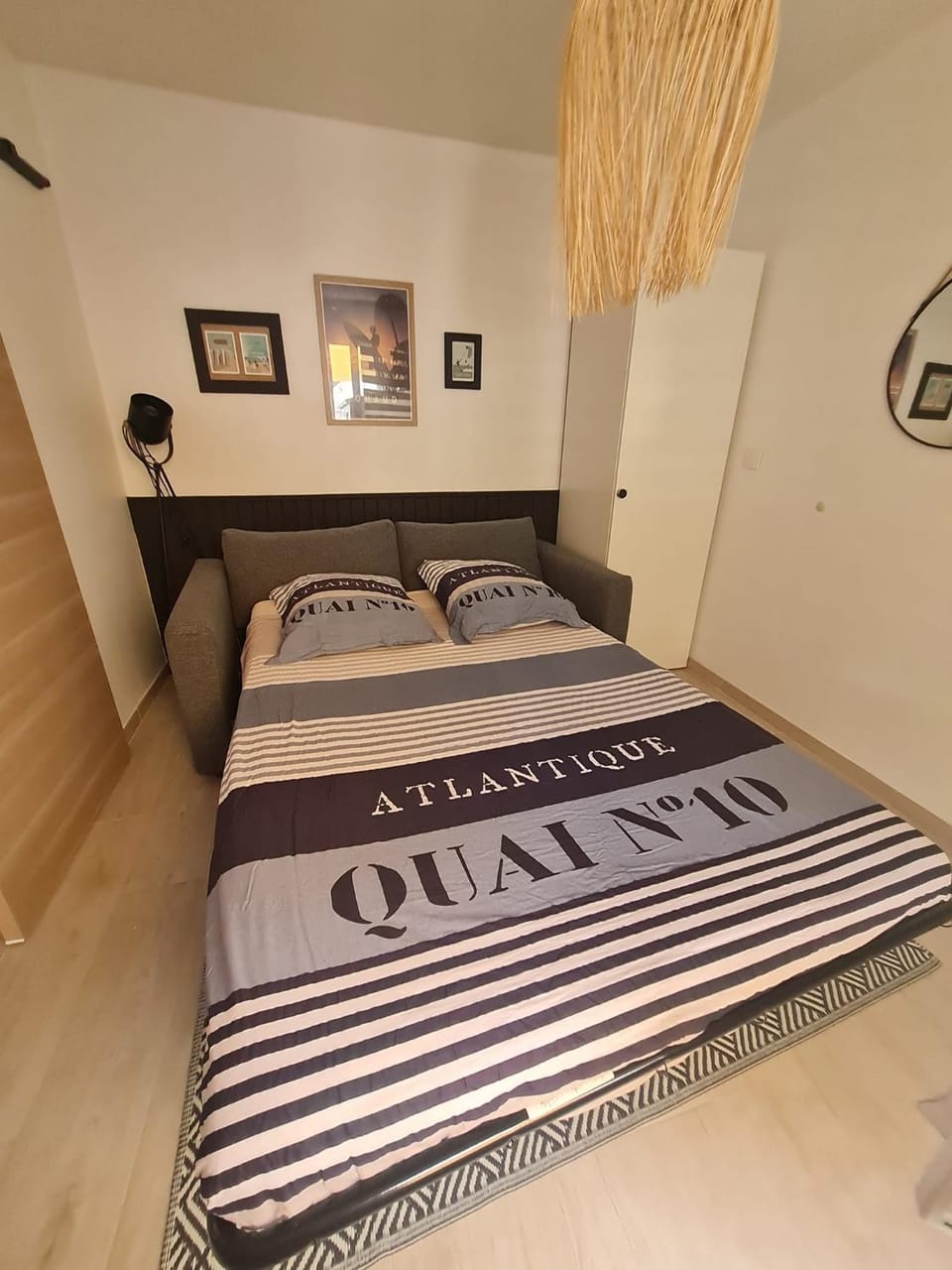 Bed, Living room