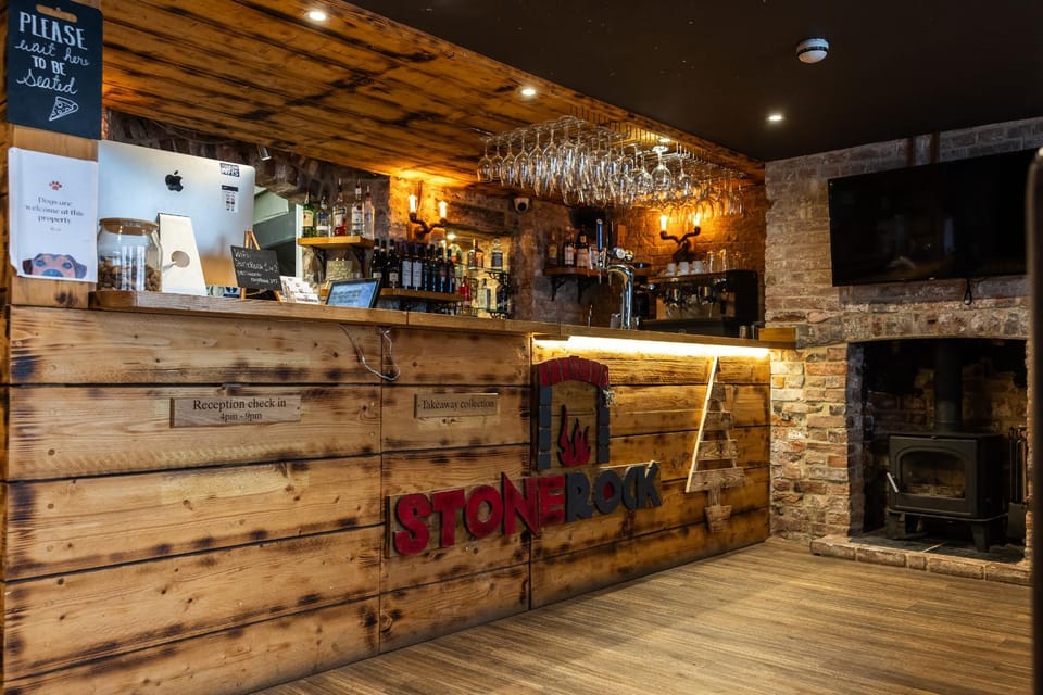 Lounge or bar, Food and drinks