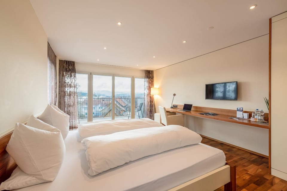 Bed, TV and multimedia, Photo of the whole room, Bedroom