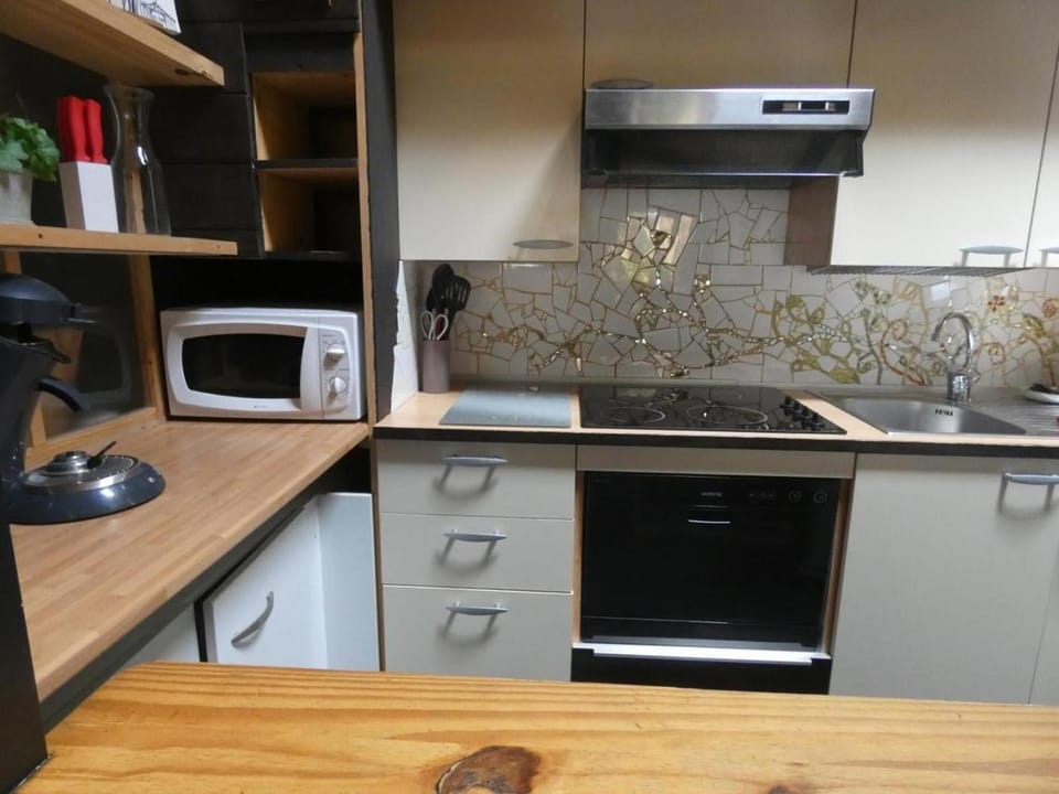 Kitchen or kitchenette