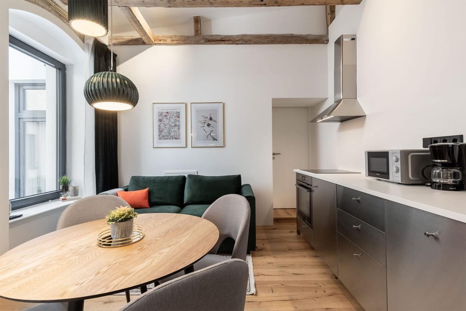 Coffee/tea facilities, Kitchen or kitchenette, Living room, Dining area, stove