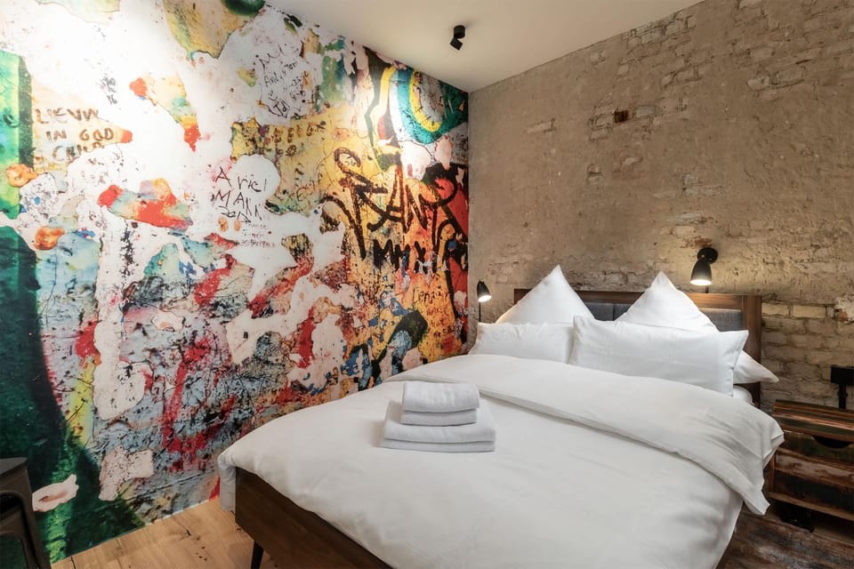Bed, Bedroom, towels