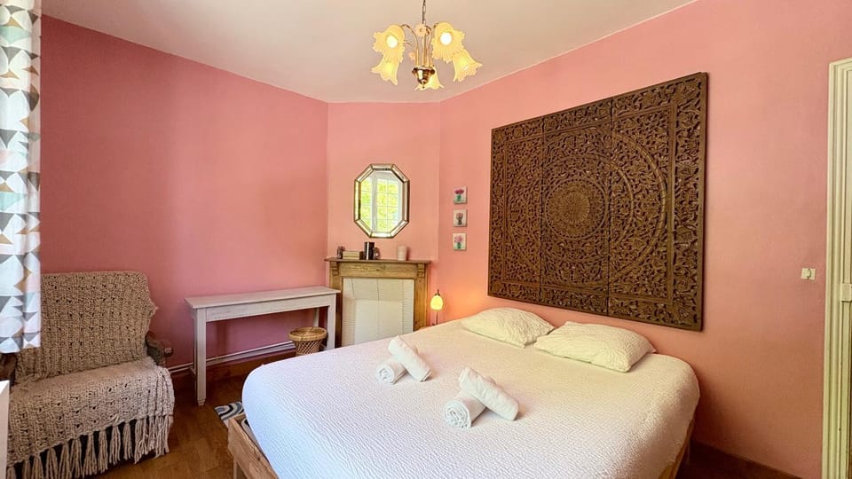Photo of the whole room, Bedroom