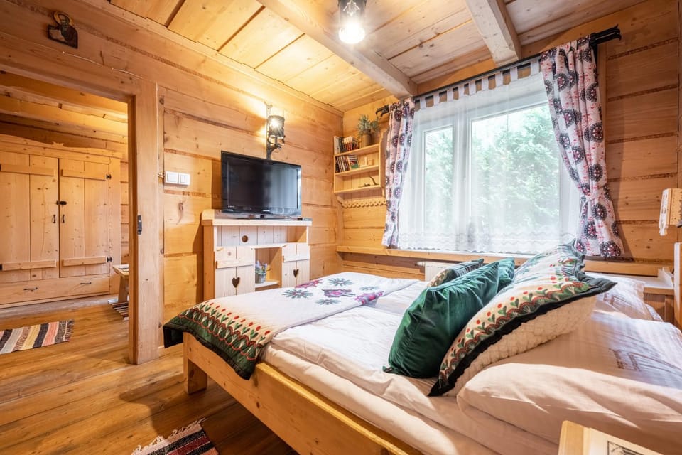 Bed, TV and multimedia, Bedroom
