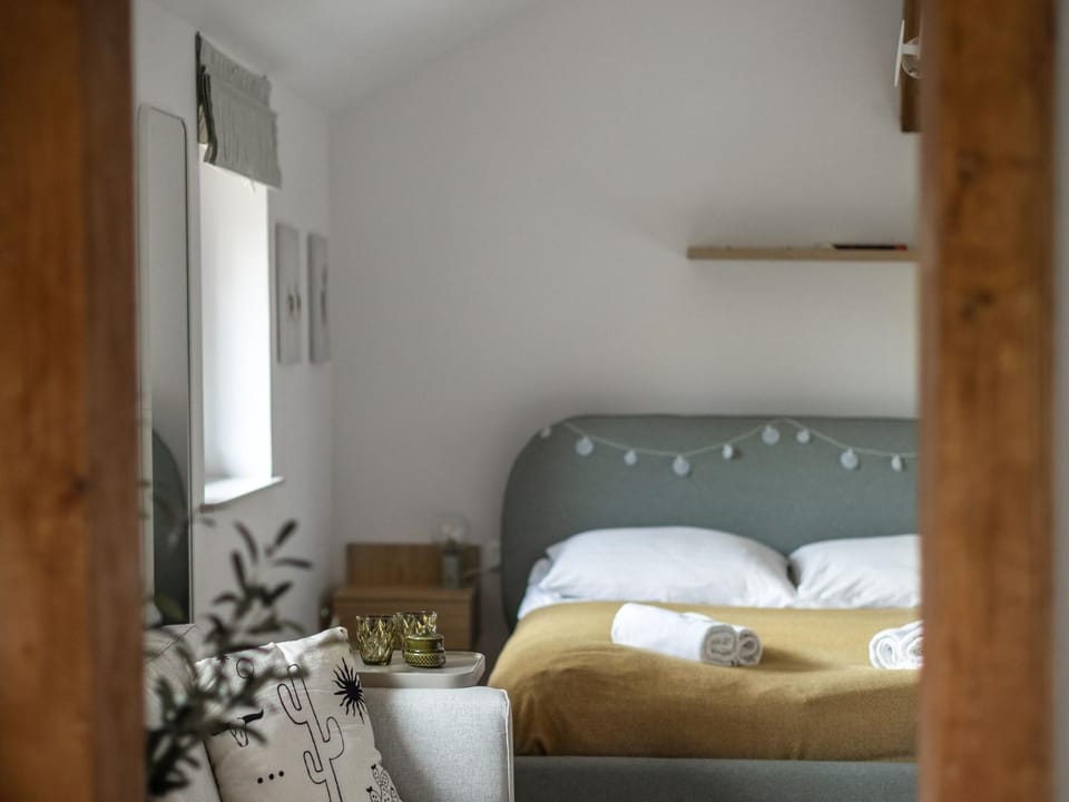 Bed, Living room, Photo of the whole room, Seating area, Bedroom, towels