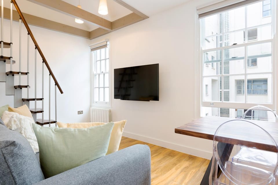 Spacious 4 bedrooms flat in New Oxford Street Apartment in City of Westminster