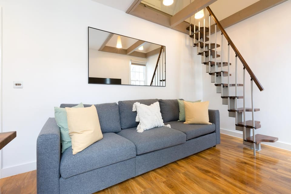 Spacious 4 bedrooms flat in New Oxford Street Apartment in City of Westminster
